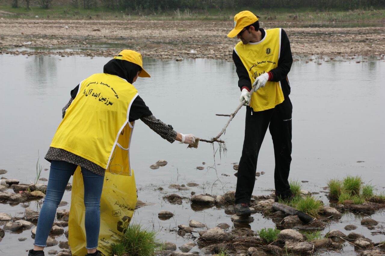 پاکسازی مشارکتی حاشیه رودخانه سپید رود به مناسبت روز زمین