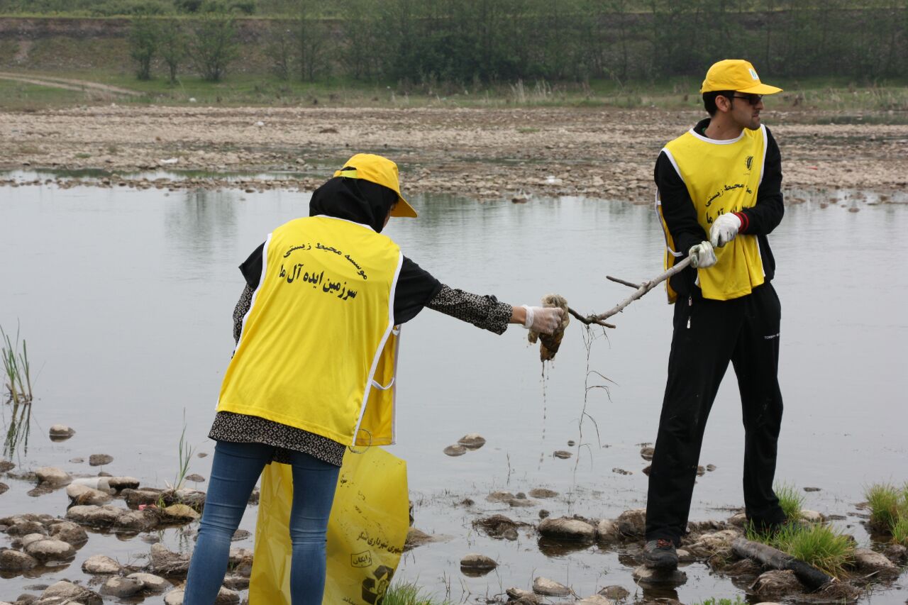 پاکسازی مشارکتی حاشیه رودخانه سپید رود به مناسبت روز زمین