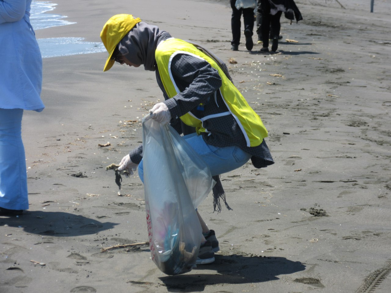 برنامه پاکسازی مشارکتی ساحل سحرخیزمحله لاهیجان