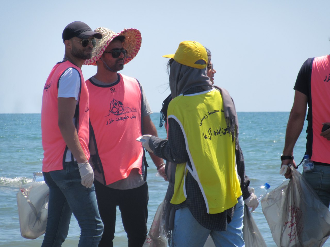 برنامه پاکسازی مشارکتی ساحل سحرخیزمحله لاهیجان